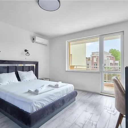 Апартаменты Sunny Seaside Retreat 2bd In By Flat Mаnаger Несебр